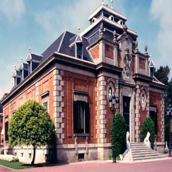 Façana principal de l'edifici Albeniz