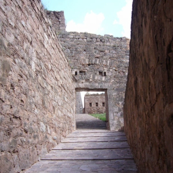 Carrer interior del castell de Cardona
