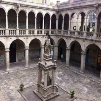 Patí interior de l'Institut d'Estudis Catalans