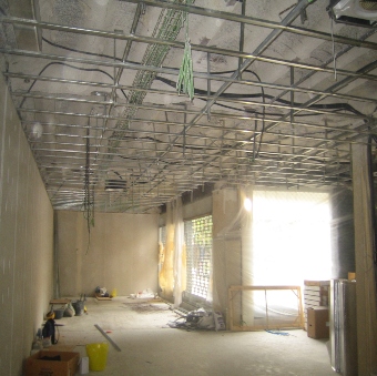 Rehabilitació: Interior edifici de botiga amb obres
